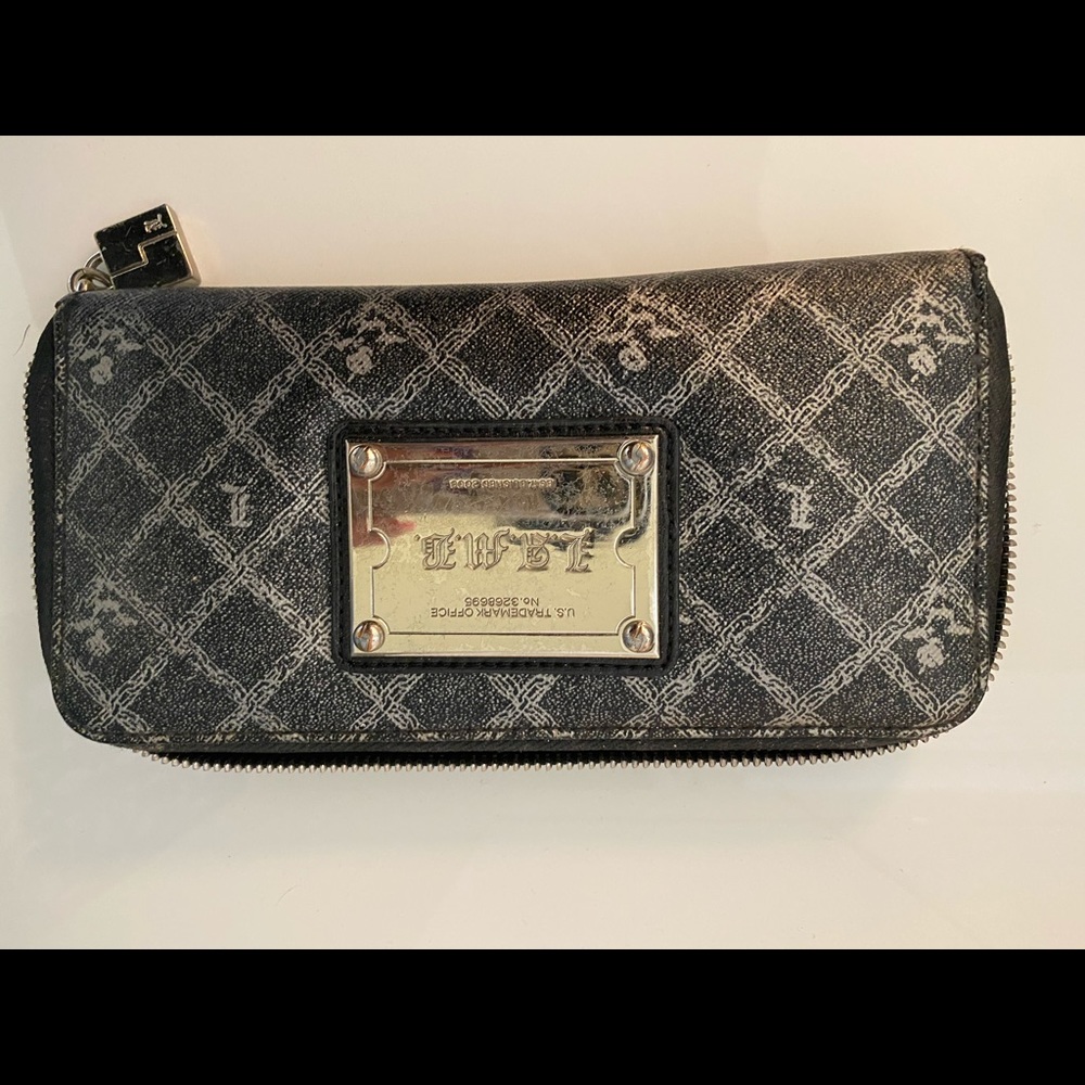 LAMB WALLET BY GWEN STEFANI